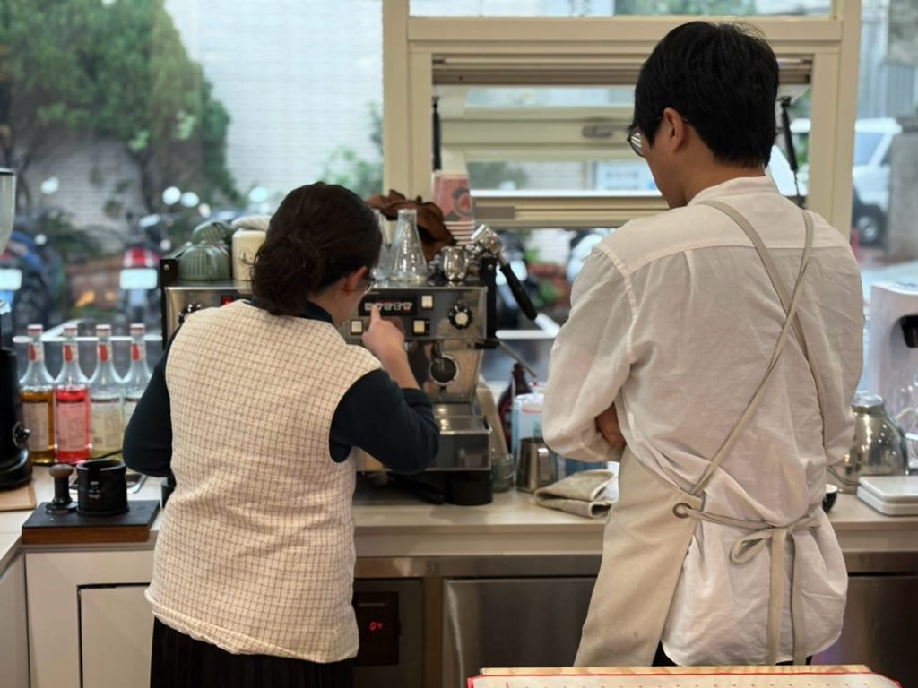 老師手把手帶你操作義式咖啡機