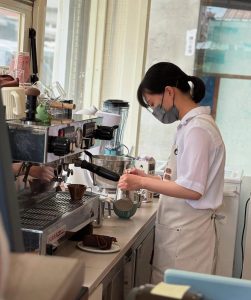 洞心咖啡廳店長與課程助教Hannah