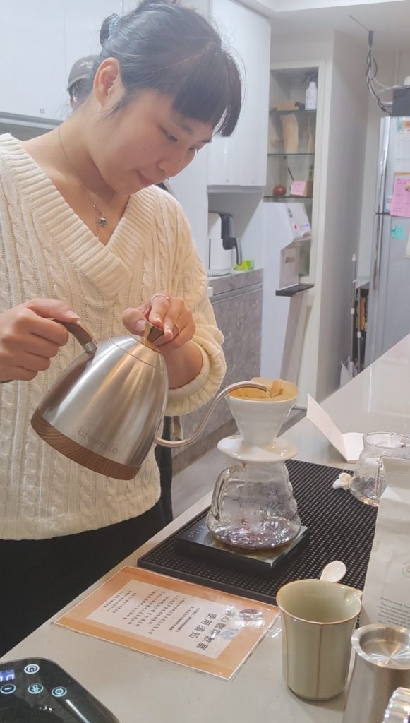 李芷蓁RORO在洞心咖啡教室手沖照片