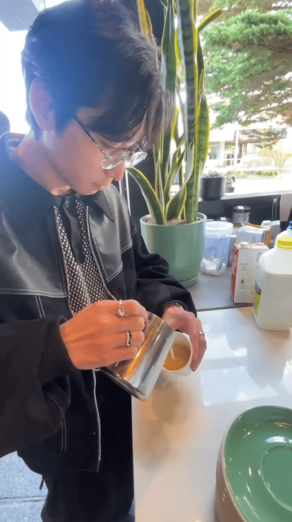 竣成為澳洲咖啡廳拍攝的宣傳短片截圖