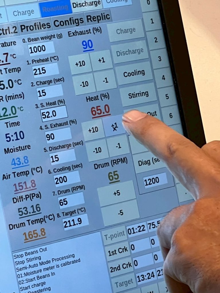 操作烘豆機